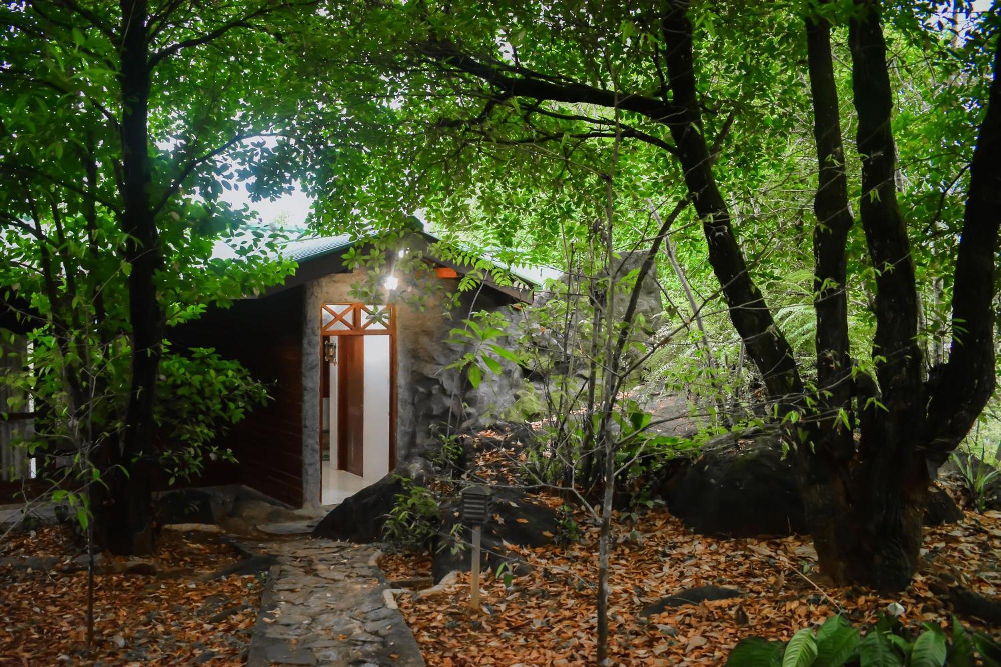 Sinharaja Rest Hotel Deniyaya Buitenkant foto