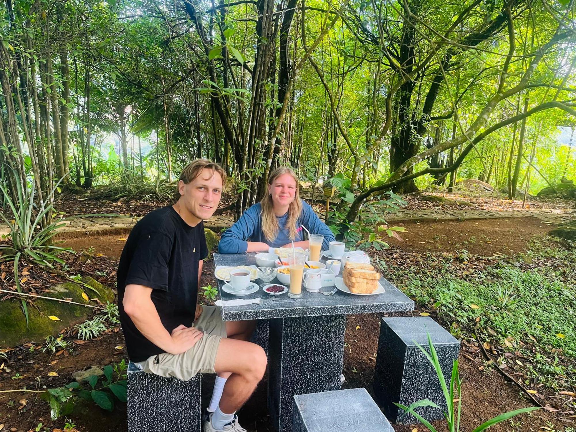 Sinharaja Rest Hotel Deniyaya Buitenkant foto